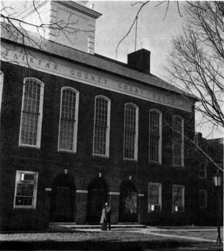 The central entrance to the 1954 addition to the
courthouse.